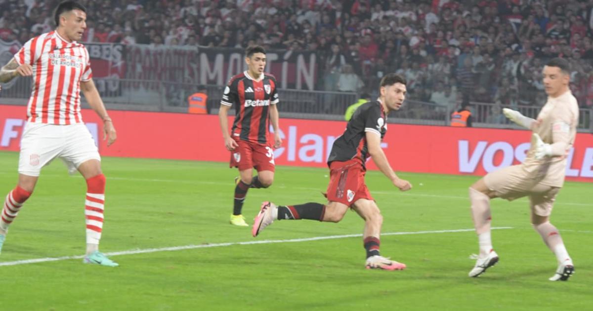 River fue mucho para San Martiacuten de Tucumaacuten y festejoacute en Santiago