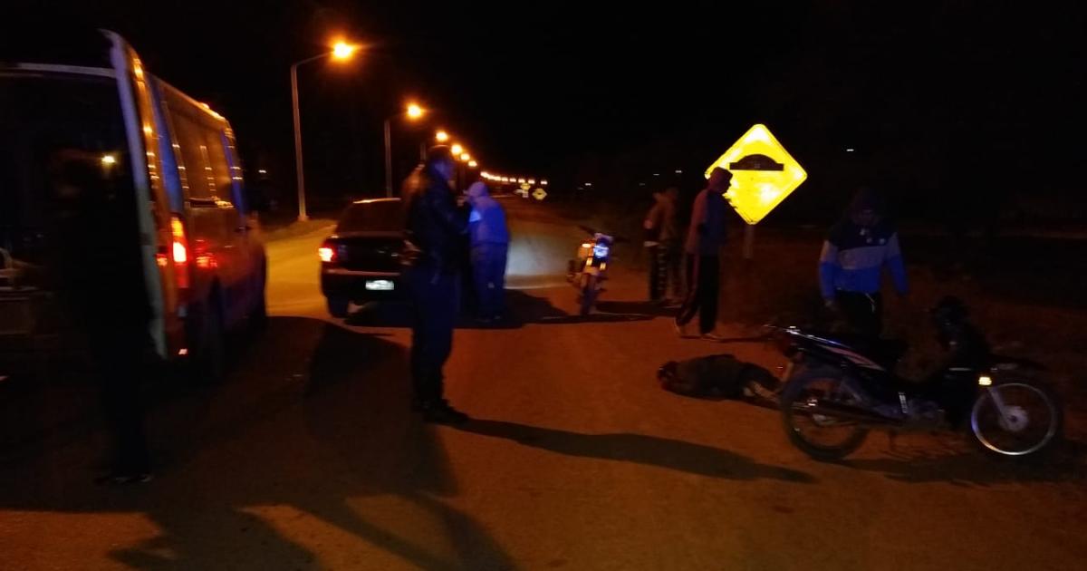 Motociclista murioacute al chocar con padre e hijo que iban en bicicletas