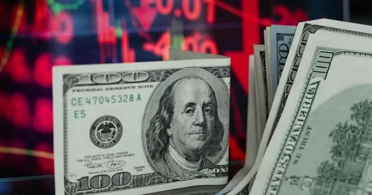 El doacutelar oficial cayoacute por segunda jornada consecutiva y se alejoacute de los 1400