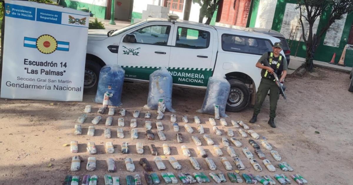 Gendarmeriacutea halloacute varios bultos de grandes dimensiones con 120 kilos de hojas de coca