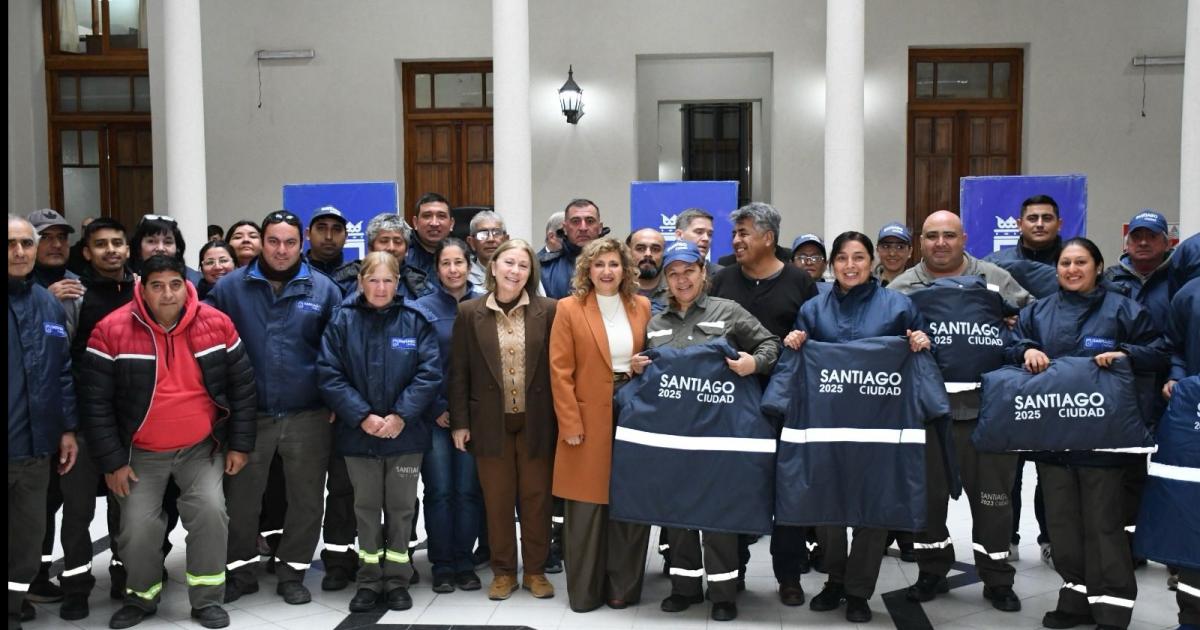 Fuentes hizo la entrega de camperas para el personal de Parques y Paseos