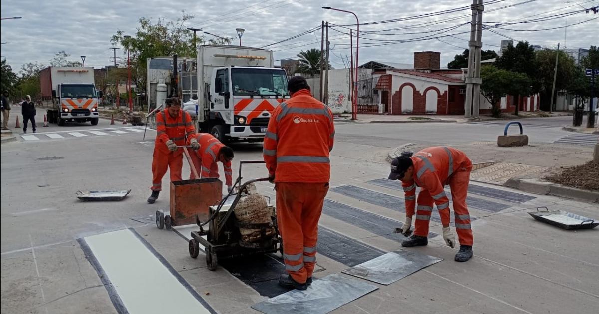 Se realiza el trabajo de demarcación de sendas peatonales de la avenida Colón
