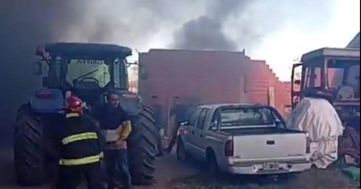 DRAMÁTICOS MOMENTOS Las imgenes del incendio son impactantes El trabajo de los Bomberos fue intenso en el lugar