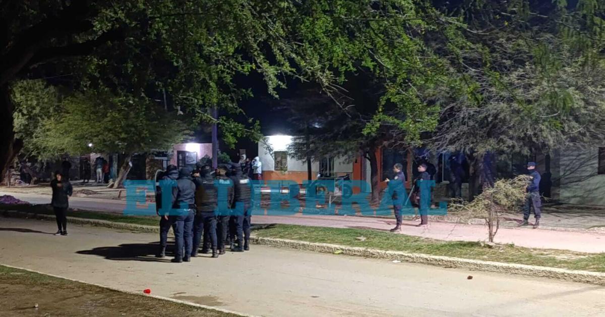 Efectivos policiales custodian la casa del padre del presunto abusador