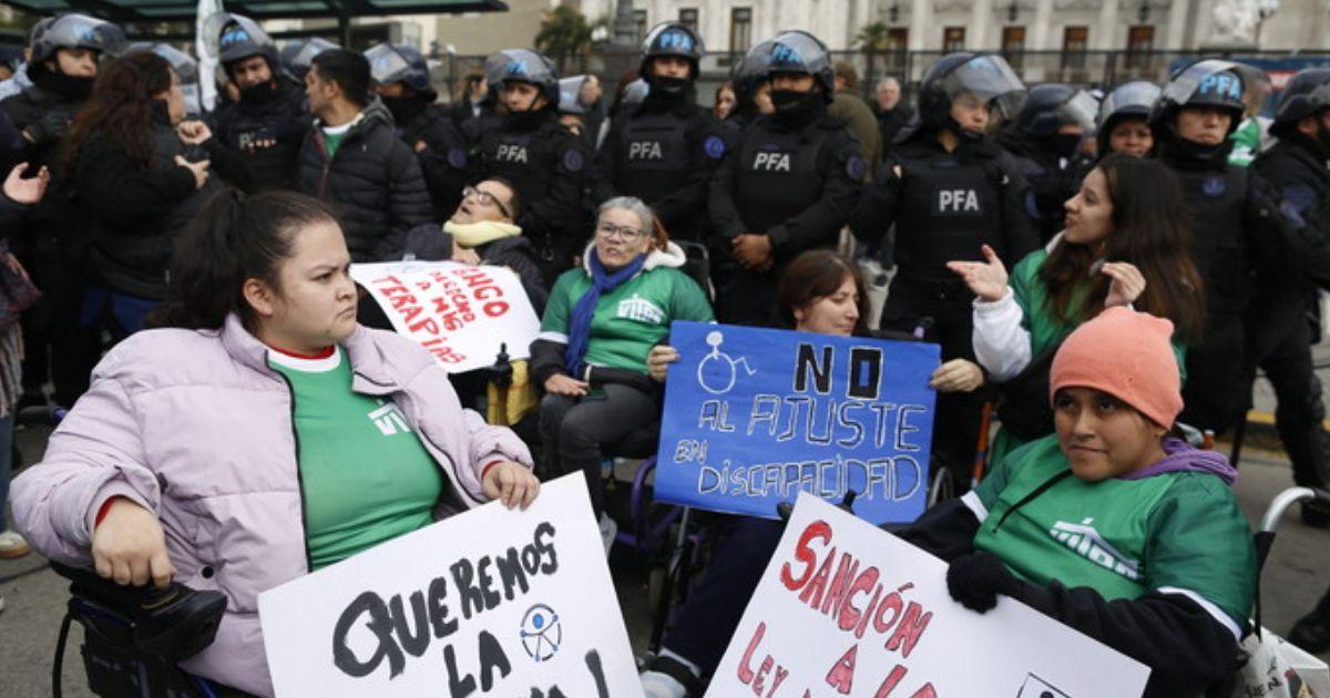 Cientos de personas se reunieron frente al Congreso en rechazo del veto presidencial y fueron reprimidos por las fuerzas de seguridad