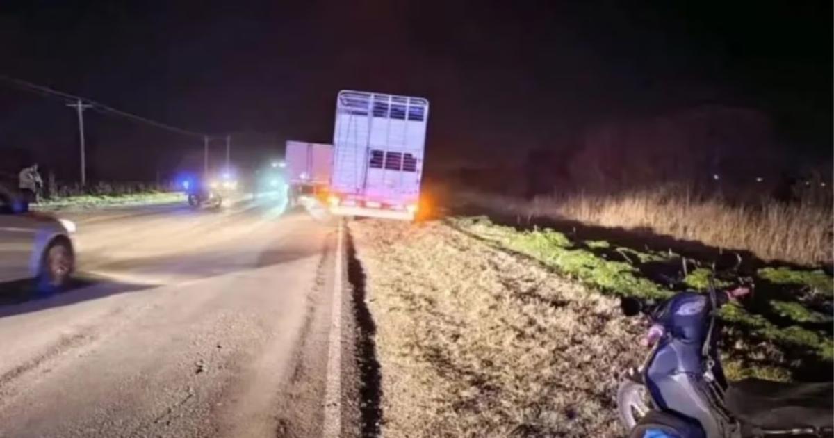 Fatal accidente- Iba en moto con su hija cayó al asfalto y murió atropellada por un camión