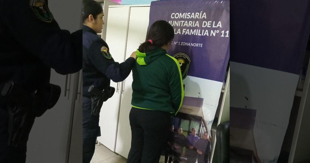 Le propinoacute una feroz golpiza a su hijo de 8 antildeos y lo obligaba a comer excremento
