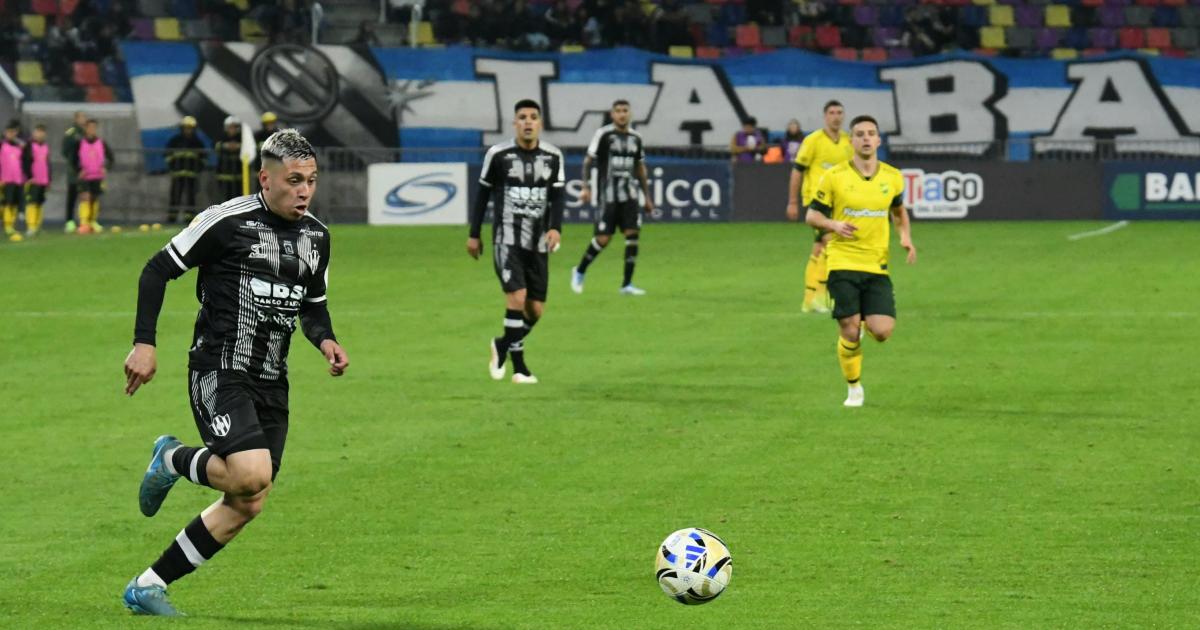 Central viaja hoy a Rosario con el 11 titular casi definido