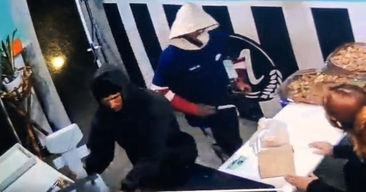 Asaltantes quedan registrados en las cmaras de seguridad