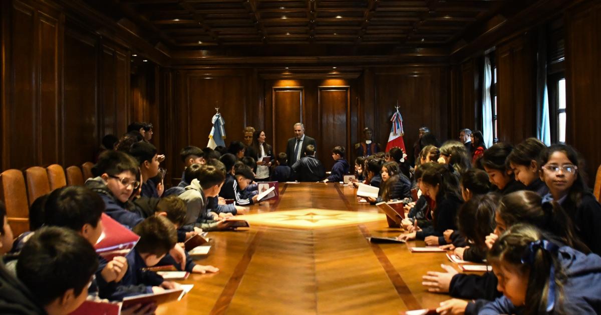 Estudiantes de la escuela Amadeo Jaques visitaron Casa de Gobierno