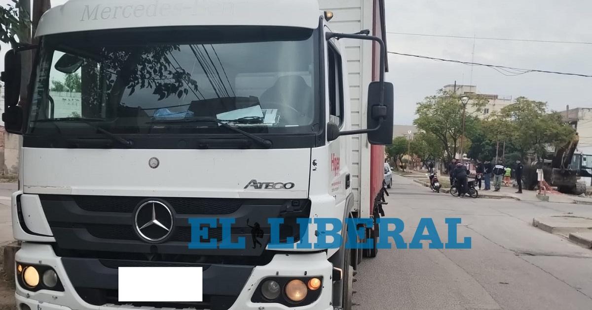 Fuerte choque en avenida Coloacuten- un camioacuten impactoacute a una motociclista