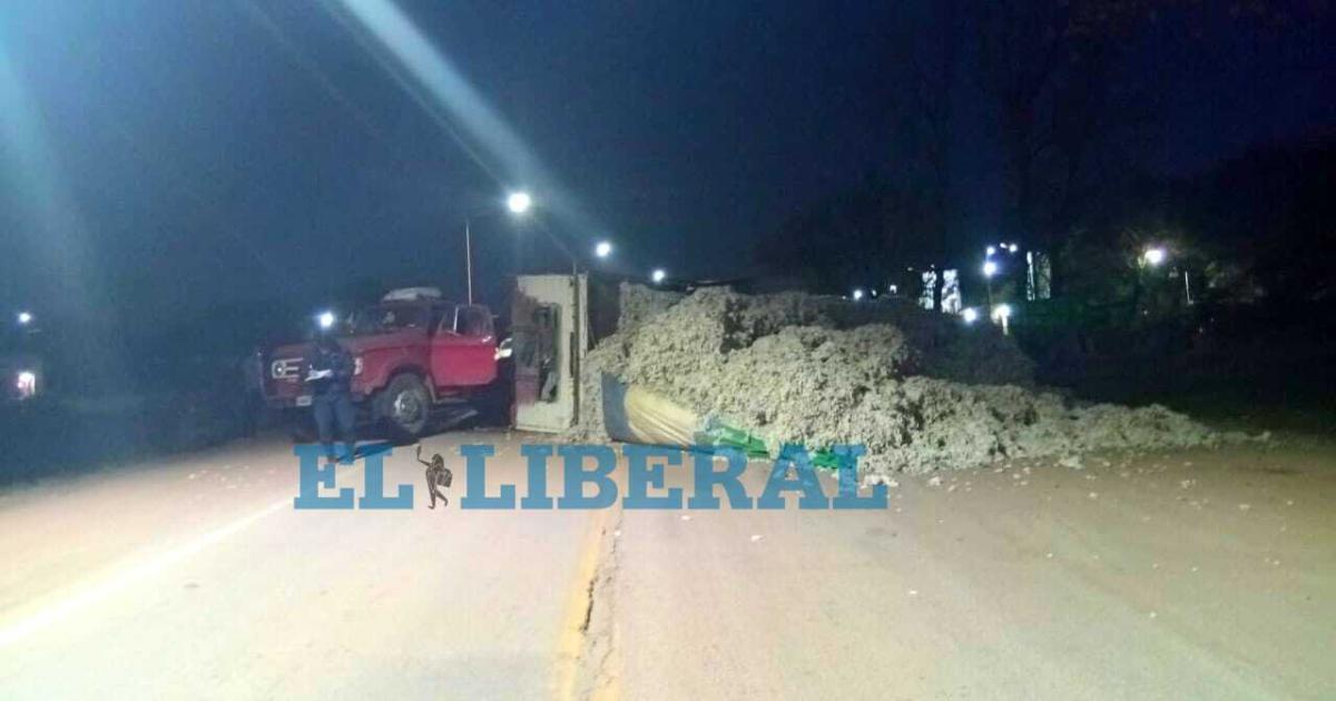 Vuelco de camioacuten en Herrera- la Ruta Nacional 34 permanece cortada