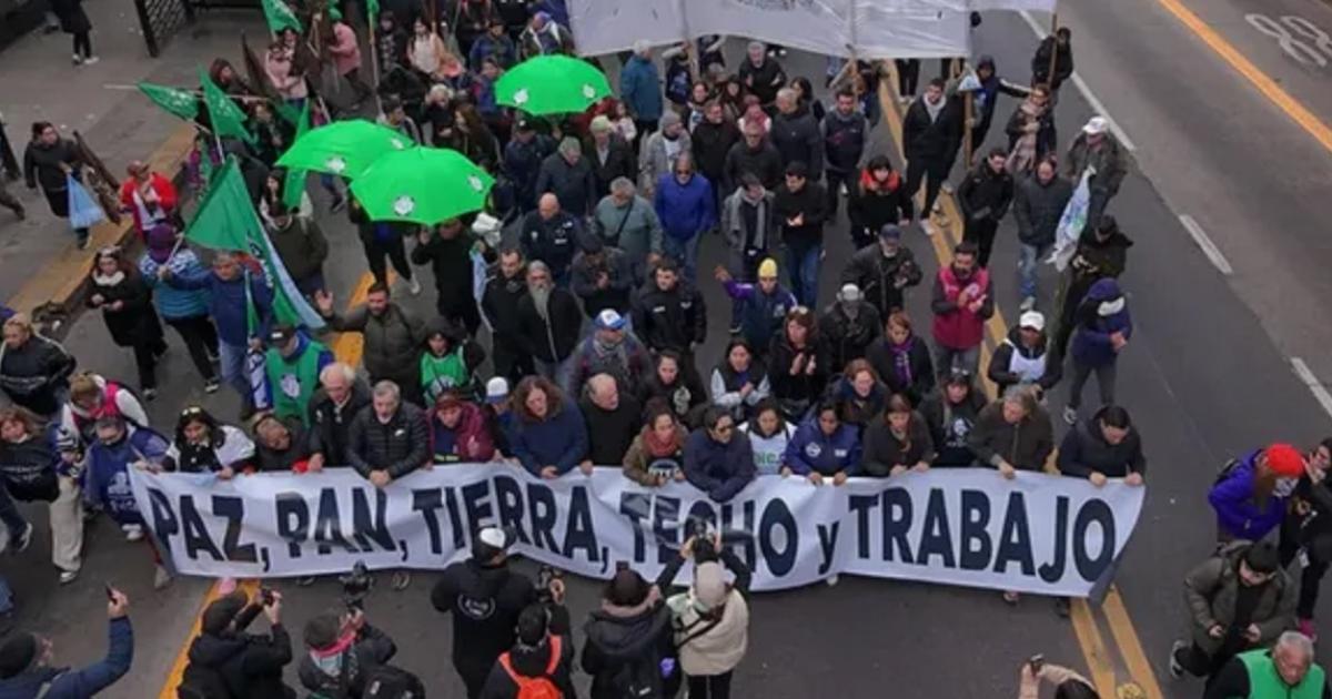 Masiva marcha por San Cayetano- reclamos contra el ajuste y fuerte mensaje a Milei