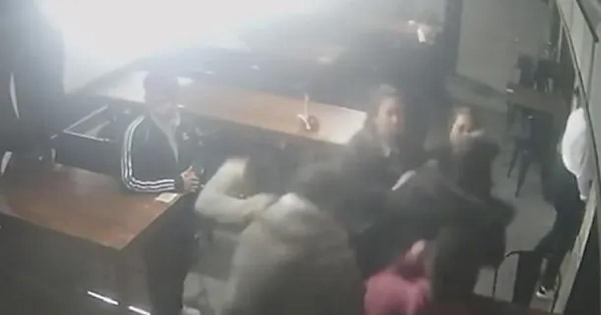 TERRIBLE VIDEO Dos hombres golpearon a unas mozas para no tener que pagar la cuenta en un bar