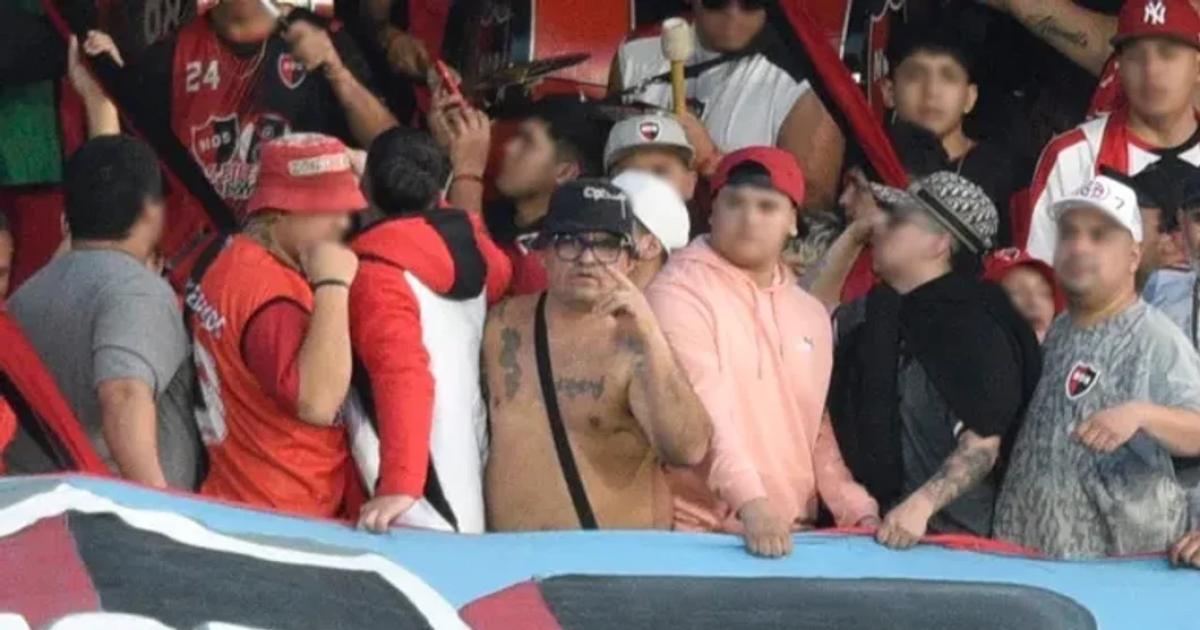 En la previa al encuentro con Central Coacuterdoba asesinan Cascarita Ramiacuterez conocido barra de Newells