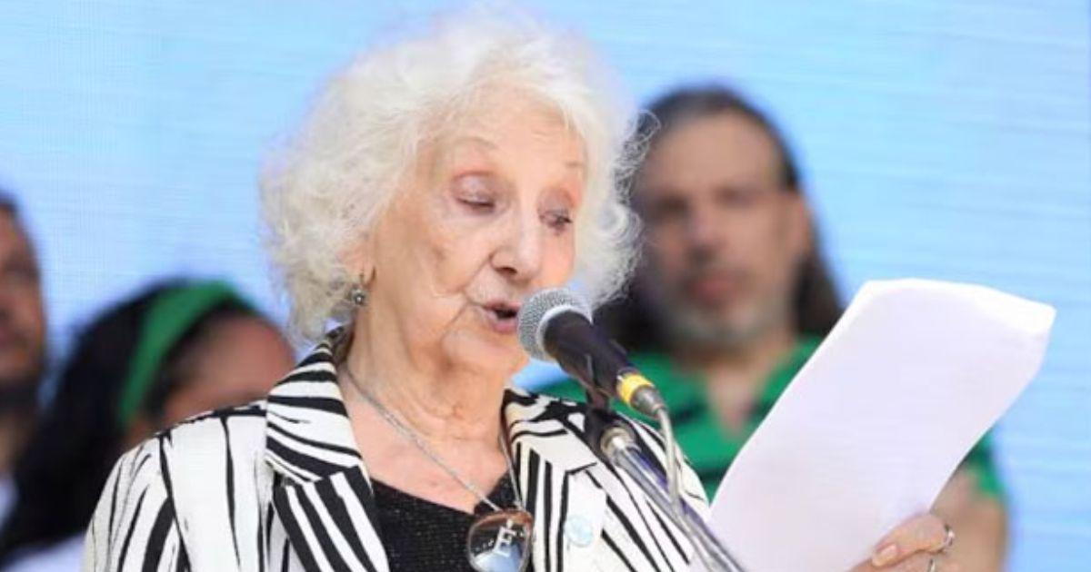 Estela de Carlotto mostró su repudio por la utilización de la frase Nunca Ms en una bandera de campaña política de La Libertad Avanza (LLA)