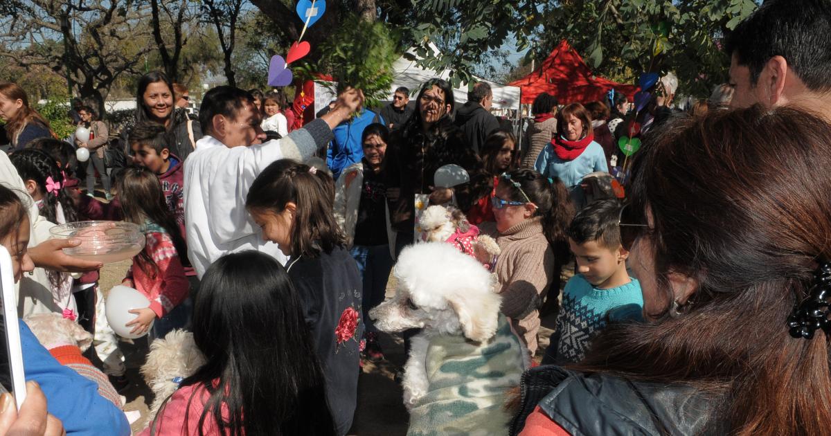 CEREMONIA El padre Marcelo Trejo dar la bendición a las mascotas