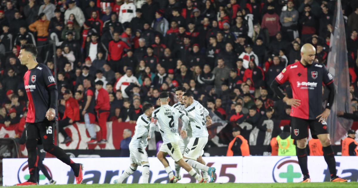 Central Coacuterdoba reaccionoacute raacutepido y empatoacute con Newells 