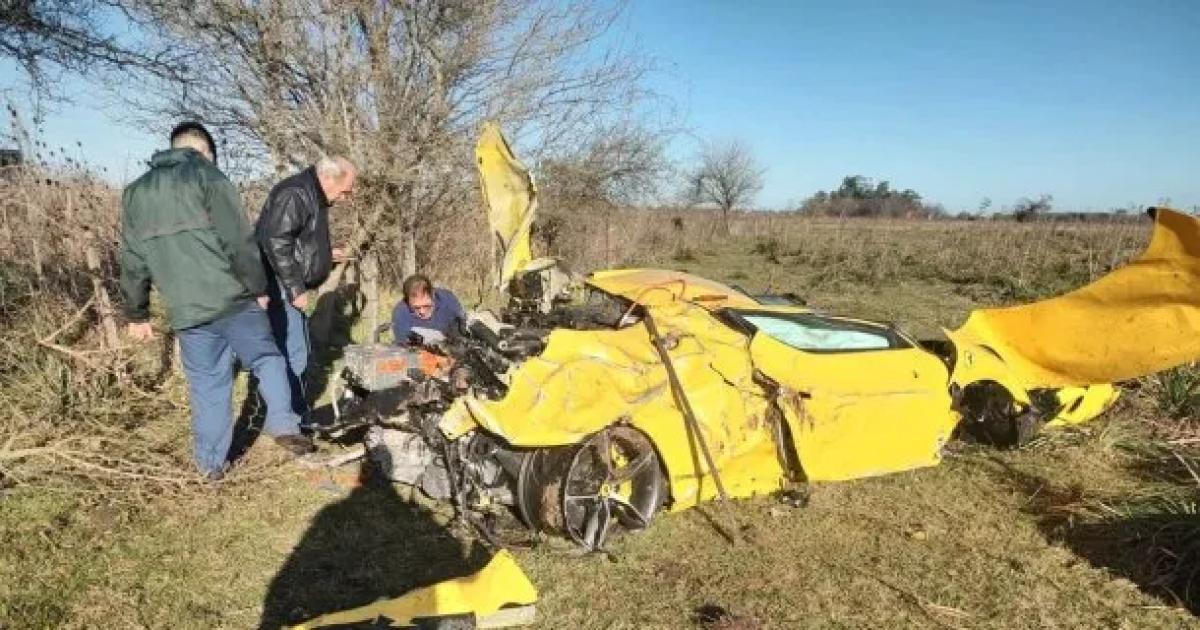Una Ferrari amarilla quedoacute destrozada tras despistar e impactar contra un poste