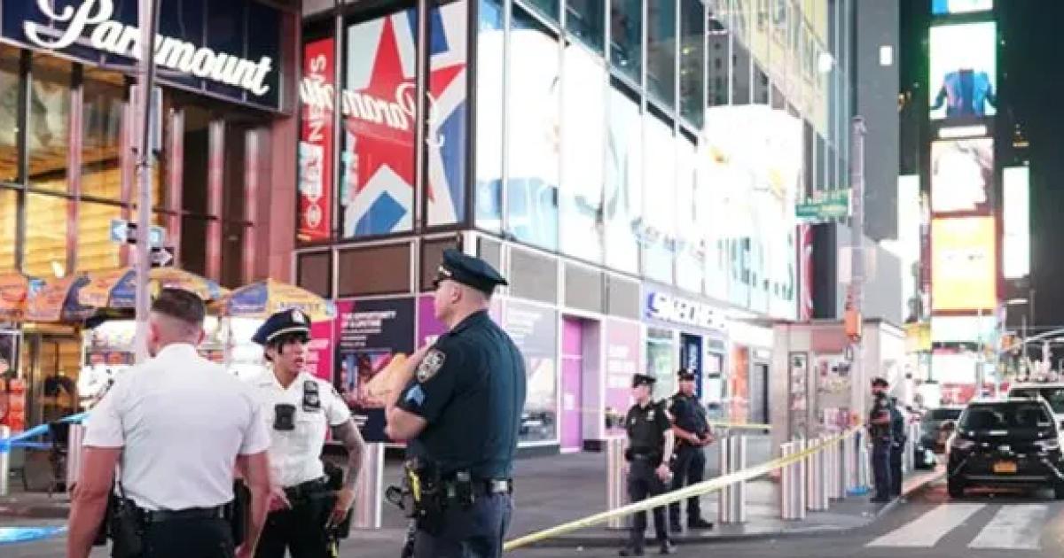 VIDEO  Horror y desesperacioacuten en New York- adolescente sacoacute un arma y comenzoacute un tiroteo en pleno Times Square