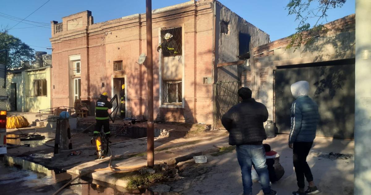 IMAacuteGENES- Un gran incendio causoacute severos dantildeos materiales 