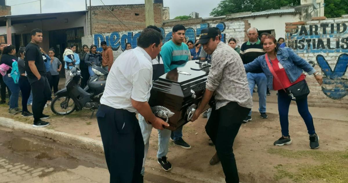 DESOLACIÓN- La víctima ha sido despedida en medio de muestras de congoja El cortejo fnebre pasó por Roldn Juan Felipe Ibarra y Quimilí Moreno