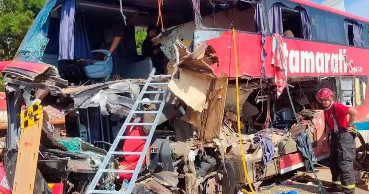 Once muertos y cuarenta heridos en el choque de un autobs en una carretera 