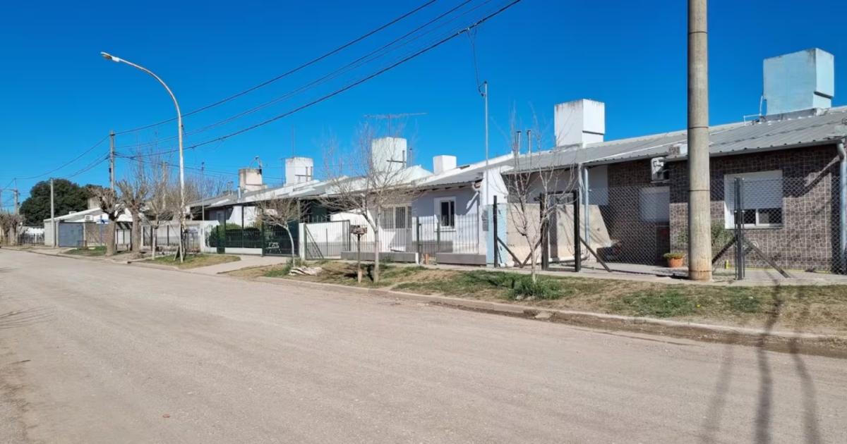 Rescataron a una mujer que estaba desnutrida e investigan si su esposo y su hija la encerraron durante 20 años