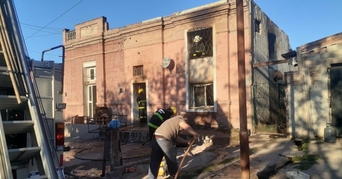 IMAacuteGENES- Un gran incendio causoacute severos dantildeos materiales 