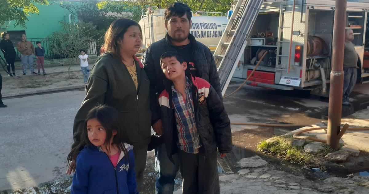 IMAacuteGENES- Un gran incendio causoacute severos dantildeos materiales 