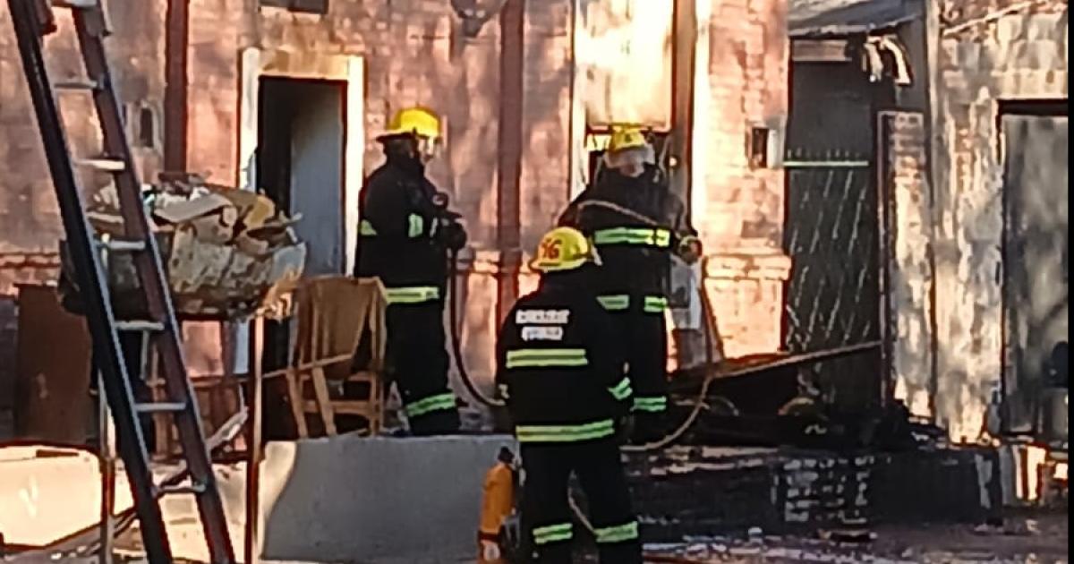 IMAacuteGENES- Un gran incendio causoacute severos dantildeos materiales 