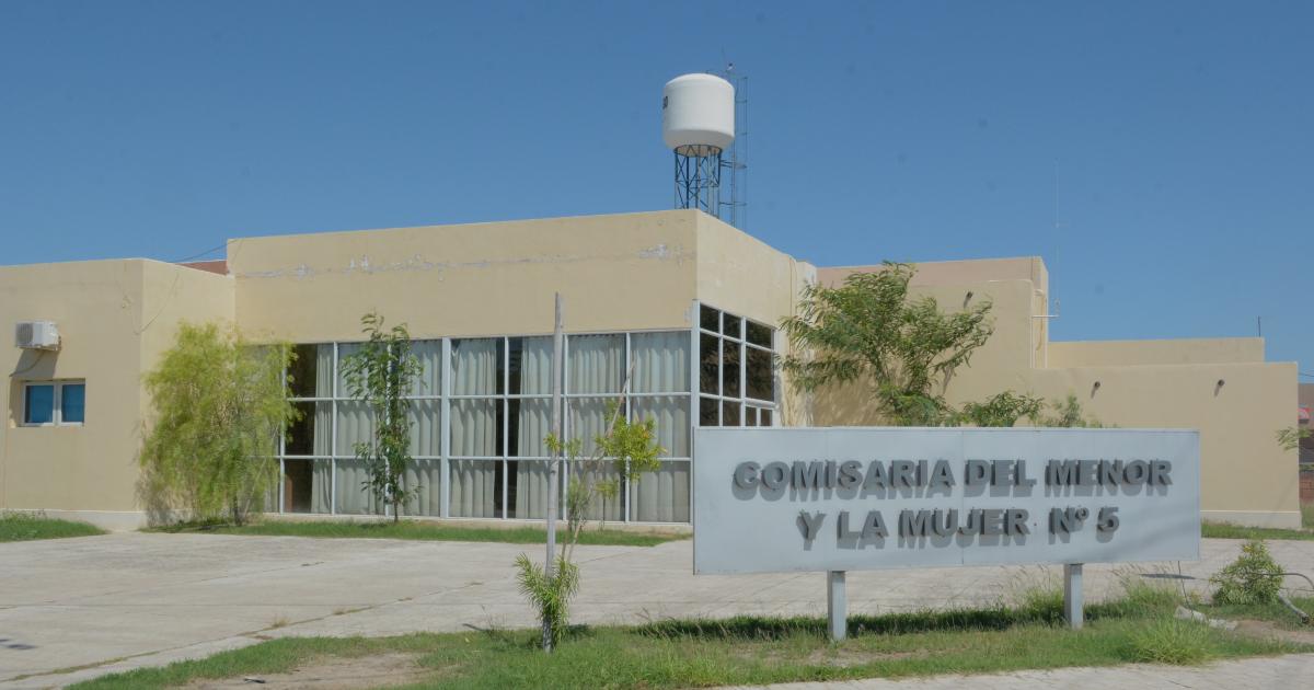 Joven provoca destrozos y huye al arribar los policías