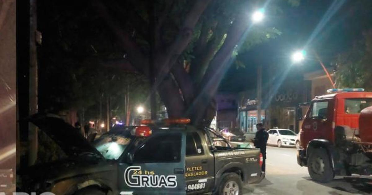 PAacuteNICO- Una camioneta fue consumida por las llamas en el barrio Belgrano