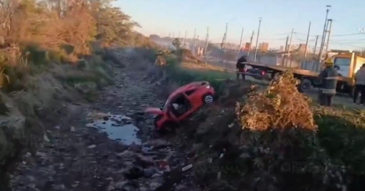 Volcoacute su auto terminoacute dentro de un canal y resultoacute herido