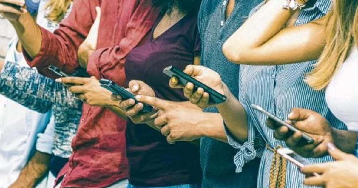 La mitad de los joacutevenes  se sienten abrumados por las redes sociales