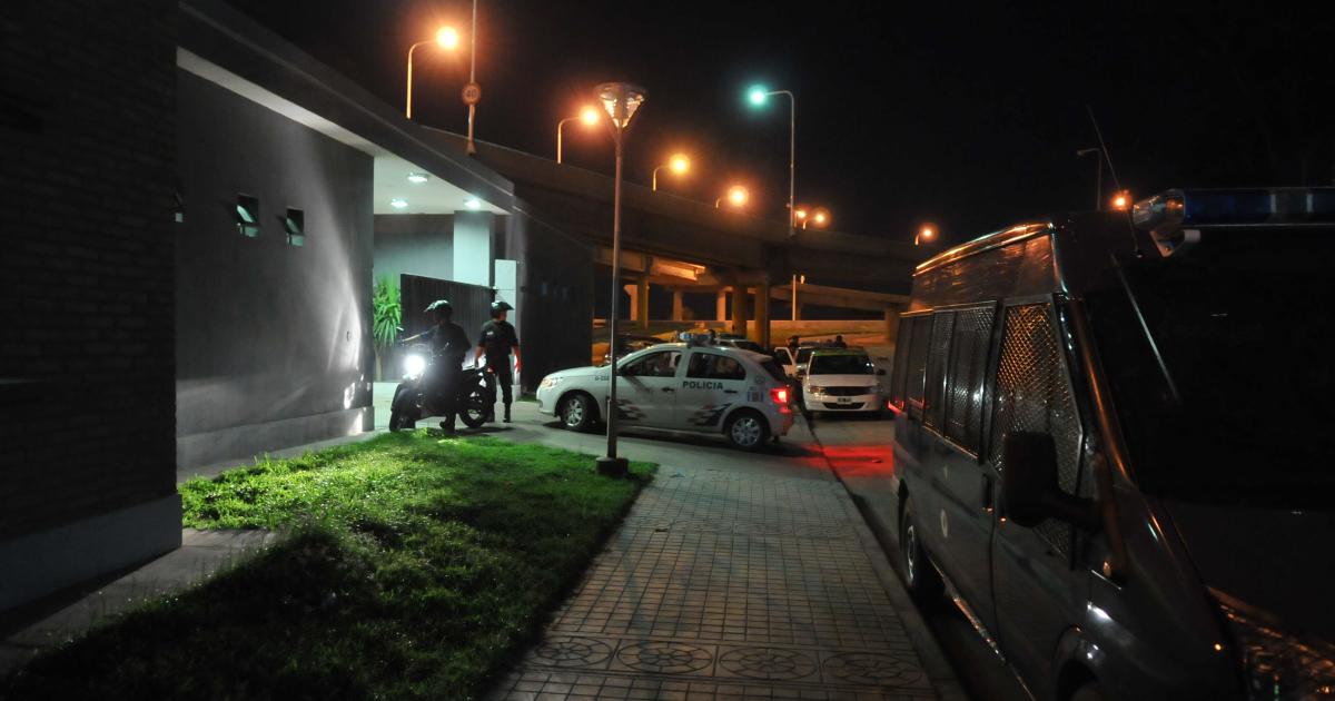 CÁMARAS VITALES- Los policías trabajan ya con los videos optimistas en que hayan captado al o los delincuentes que destruyeron el sector trasero de la 4 x 4 Se llevaron un maletín con el suculento botín