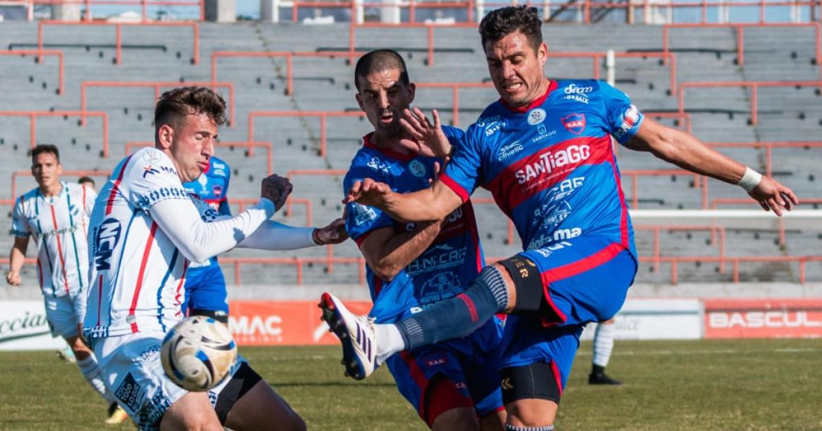 Guumlemes salvoacute el empate en el final con un penal de Monserrat