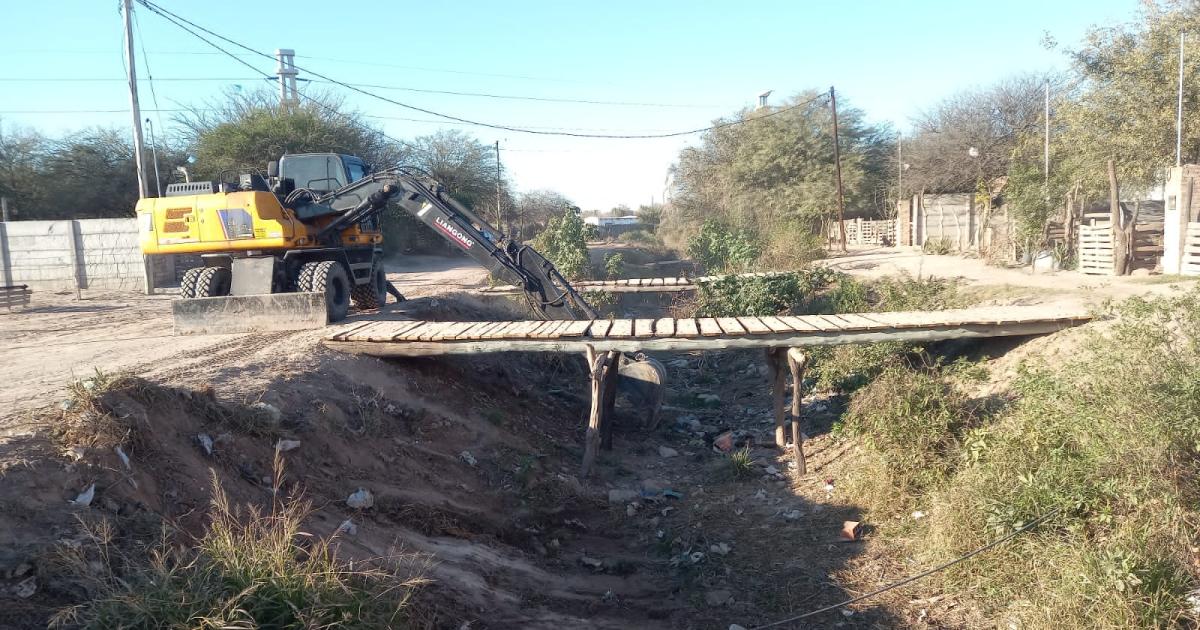 Personal de Obras Pblicas trabajó en el mantenimiento del desagüe pluvial del barrio Industria