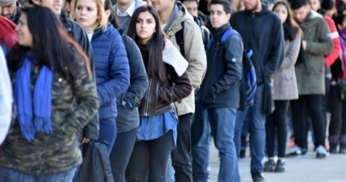 Poco menos de la mitad de los jóvenes de América Latina est incorporada a la fuerza de trabajo