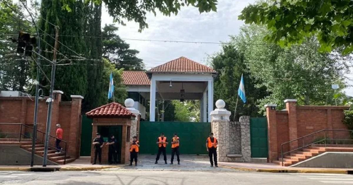 Milei reuacutene a su bloque en Olivos para definir estrategia legislativa tras el reveacutes en Diputados