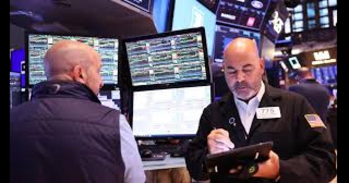 El doacutelar oficial cerroacute  ayer en 1330 y el paralelo en 1325