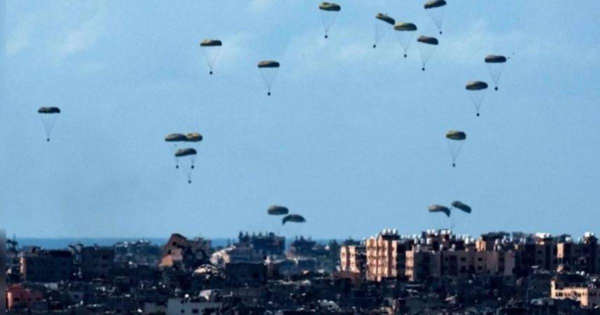 Lanzan paquetes de ayuda desde el aire en la Franja de Gaza