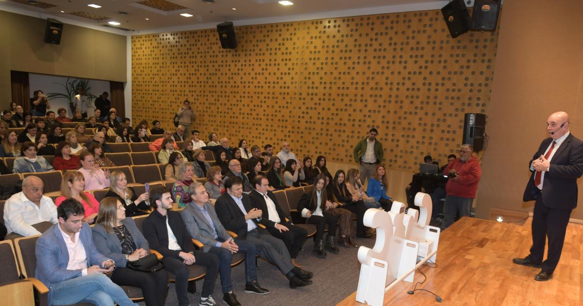 Eduardo Lazzari habló de la vida de Arturo Illia en el ciclo de charlas que organiza el CyAC