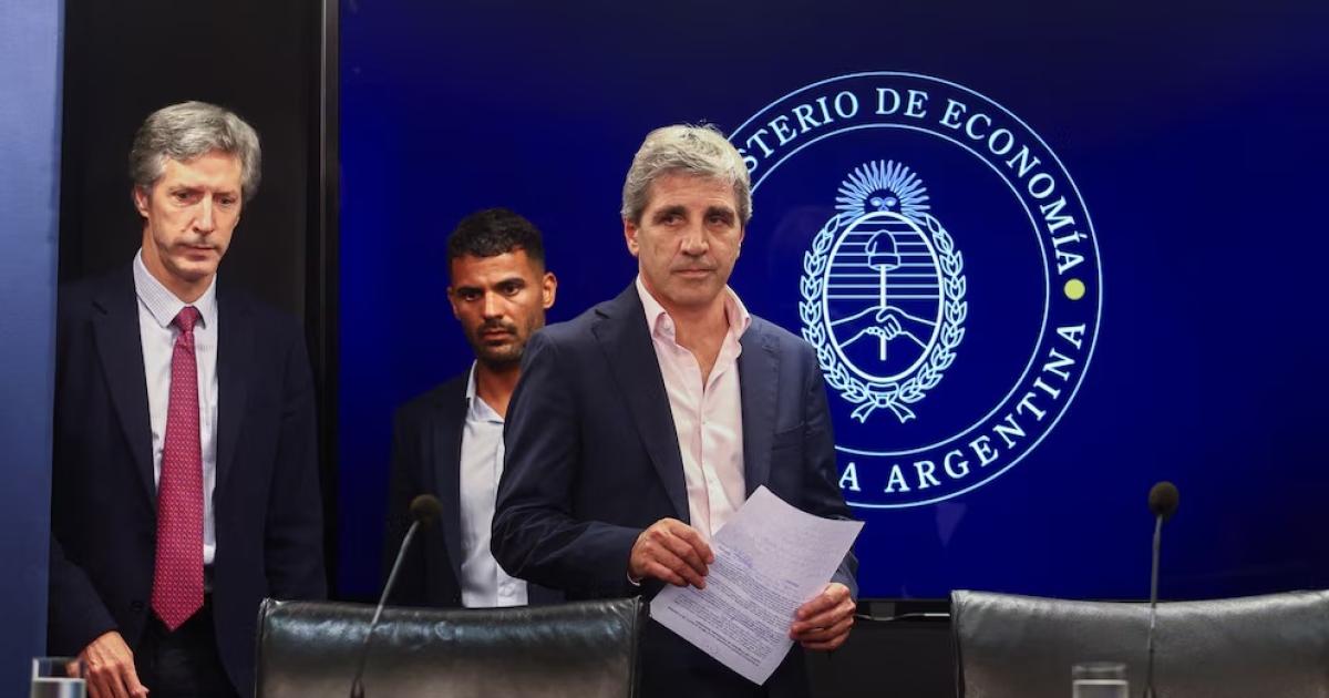 El Gobierno anuncia licitación de urgencia en busca de absorber excedente de pesos