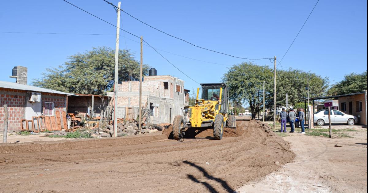 Inician trabajos de pavimento para varias calles de Clodomira