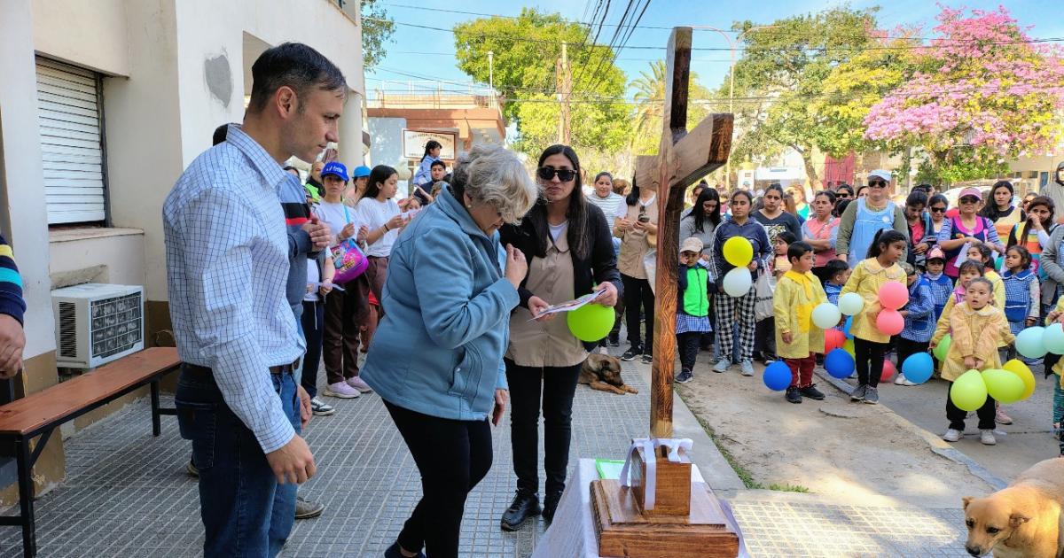 La Cruz del Jubileo llegoacute a la ciudad de Fernaacutendez y fue recibida por autoridades
