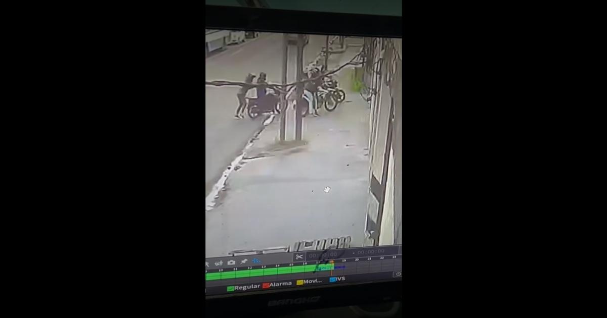 Horror en caacutemara- motochorros asesinaron a una joven que estaba junto a su hermana policiacutea