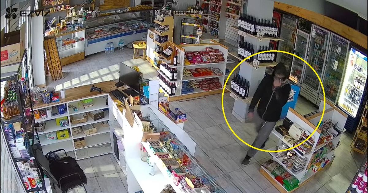 VIDEO  A plena luz del diacutea- robaron un maxikiosco frente a una dependencia policial