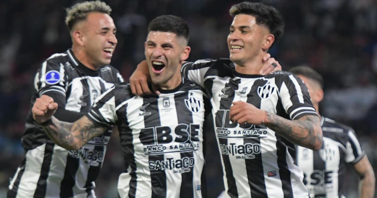 Central Coacuterdoba sacoacute ventaja en el partido de Ida ante Lanuacutes en el Uacutenico