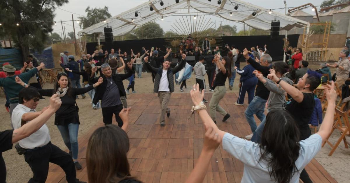 A BAILAR Cuti y Roberto Carabajal cantan sus chacareras y zambas y todos salen a la pista para bailarlas